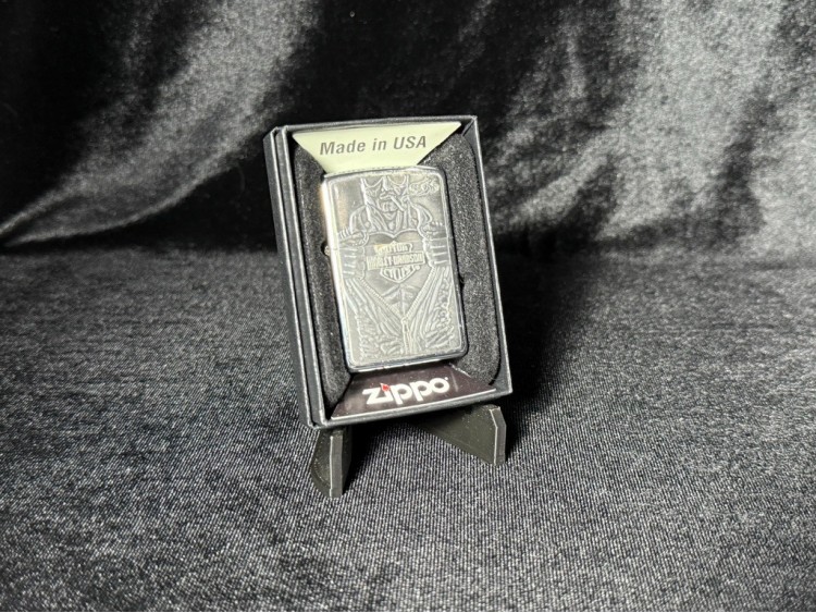 Zippo 1996 Harley-Davidson Barrett-Smythe “Macho Man” Supermen Benzinli Çakmak Plakalı Nadir