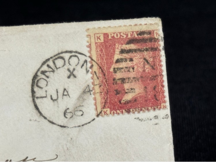 İngiltere Klasik Dönem 1866 Victoria Dönemi Red Penny Pullu Zarf postadan geçmiş  Hatalı kesim