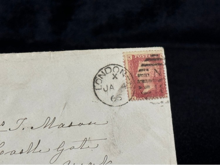 İngiltere Klasik Dönem 1866 Victoria Dönemi Red Penny Pullu Zarf postadan geçmiş  Hatalı kesim