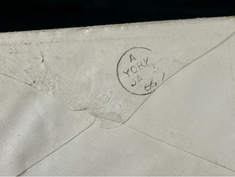 İngiltere Klasik Dönem 1866 Victoria Dönemi Red Penny Pullu Zarf postadan geçmiş  Hatalı kesim