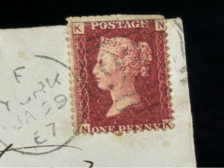İngiltere Klasik Dönem 1867 Victoria Dönemi Red Penny Pullu Zarf postadan geçmiş Plate Number 92 Hatalı kesim
