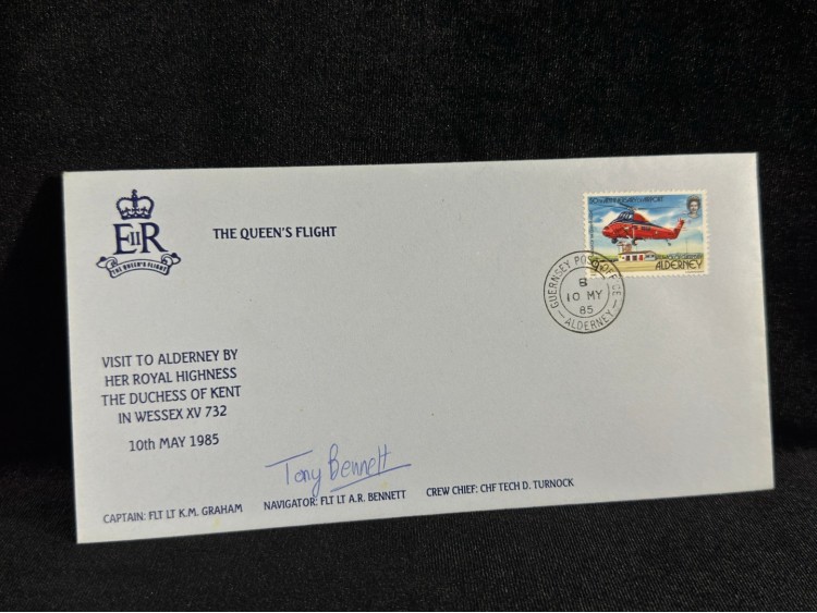 İngiltere Kraliyet Kraliçe  Uçuşu İlk Gün Zarfı 1985 THE QUEENS FLİGHT FDC Guernsey Tony Bennett Islak İmzalı